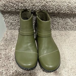 Clark boots 💚